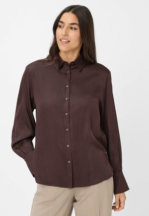 Donkerbruine blouse met lange mouwen, een klassieke kraag, knoopsluiting aan de voorkant en een subtiele glans; heeft gathered manchetten en een losse pasvorm.