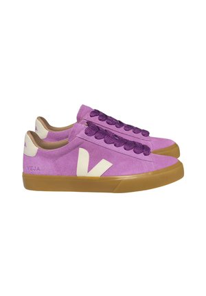 Sneakers in suede rosa con lacci viola e logo crema. Presentano una suola in gomma e un design pulito e minimalista.