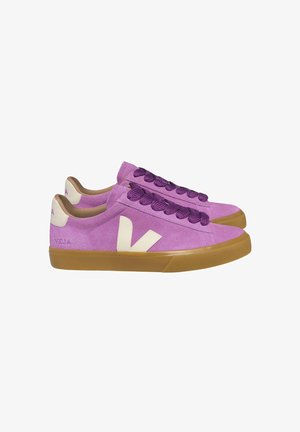 Sneakers in suede rosa con lacci viola e logo crema. Presentano una suola in gomma e un design pulito e minimalista.