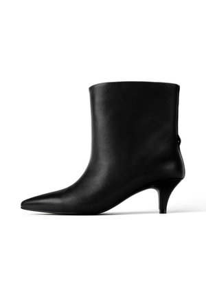 Schwarze Leder-Stiefelette mit spitzem Zeh, schlanker Ferse und glatter Oberfläche, die eine klare Silhouette ohne sichtbare Hardware aufweist.