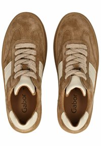 Sneakers in suede tan con accenti in pelle bianca, punta rotonda e lacci beige. Marchio Gabor all'interno della scarpa. Suola in gomma.