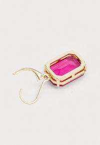 Gouden metalen oorbel met een facetteer roze edelsteen in een octagonaal formaat, met een veilige haaksluiting. Gladde textuur en gedurfde kleur.