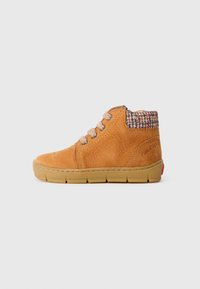 Kinder-Hochschuh-Sneaker aus braunem Leder mit gemustertem Knöchelbund, beigen Schnürsenkeln und flexibler brauner Gummisohle, Seitenansicht.