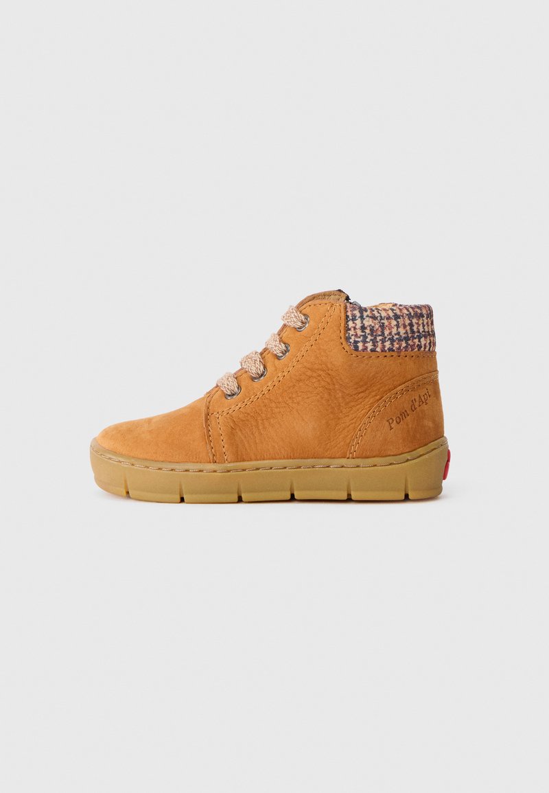 Kinder-Hochschuh-Sneaker aus braunem Leder mit gemustertem Knöchelbund, beigen Schnürsenkeln und flexibler brauner Gummisohle, Seitenansicht.