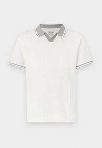 Weißes Poloshirt mit kurzen Ärmeln und hellgrauem Kragen sowie Ärmelsaum, das ein V-Ausschnitt-Detail unterhalb des Kragens und ein kleines Markenlabel im Inneren aufweist.