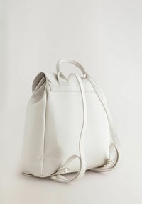 Zaino in pelle bianca con una forma strutturata, doppi manici superiori e spallacci regolabili. Caratterizzato da una finitura liscia e un design minimalista.