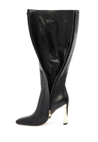 Stivale alto in pelle nera con punta affusolata, tacco accentato in oro e zip verticale lungo il retro del gambale.