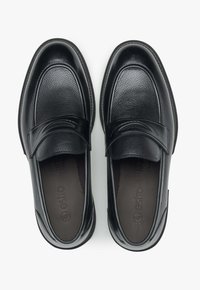 Zwarte leren loafers met een gestructureerde vamp, gladde details, gevoerde zolen en een ronde neus. Elegant, instapontwerp voor gemakkelijk aan- en uittrekken.