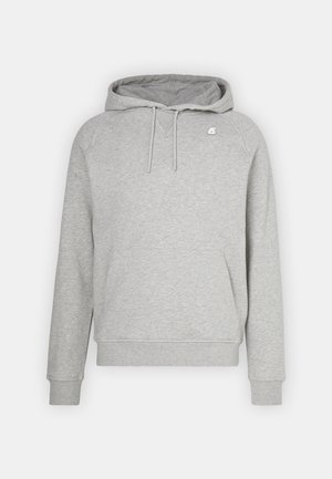 Sweat à capuche gris clair avec poche kangourou à l'avant, capuche à cordon, poignets et bas côtelés, et un petit logo sur la poitrine.