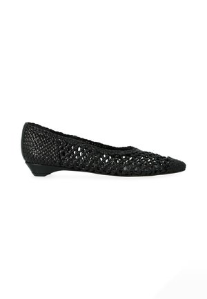Scarpa bassa in pelle intrecciata nera con punta affilata e tacco basso, con un design traspirante a trama aperta.