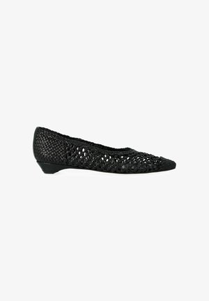 Scarpa bassa in pelle intrecciata nera con punta affilata e tacco basso, con un design traspirante a trama aperta.