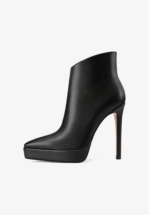 Stivaletto nero con tacco alto, realizzato in pelle liscia, con punta affilata, design elegante e suola piattaforma per un'altezza aggiuntiva.