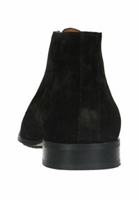 Bottines en suede noir avec une texture lisse, bout rond et petit talon en caoutchouc. Elles offrent un ajustement confortable et un minimum de détails de couture.