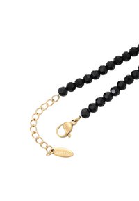Collana con perle sfaccettate nere, con catena in tono oro e chiusura a moschettone. Presenta un etichetta con testo inciso.