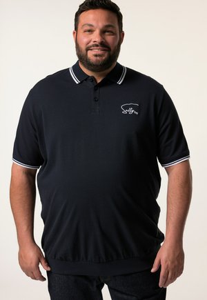 Marineblaues Poloshirt mit weißen Streifen am Kragen und den Ärmeln. Mit einem gestickten Logo auf der Vorderseite und einem regulären Schnitt. Strukturierte Baumwollmaterial.