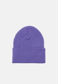 Berretto di maglia viola con risvolto e parte superiore senza cuciture. Realizzato in materiale morbido e stretch per comfort e calore.