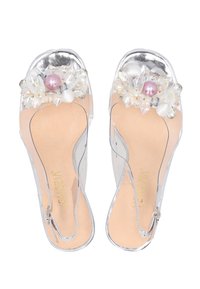 Průhledné sandály na podpatku s květinovou krystalovou dekorací v růžových a bílých perlách, s průhledným svrškem a béžovou stélkou.