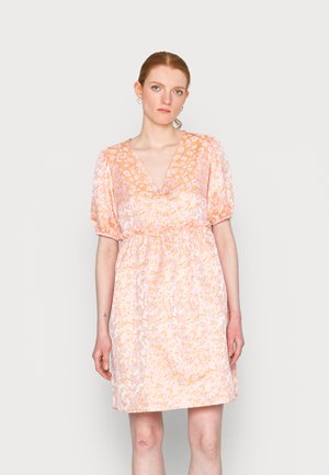 Vestido floral em rosa pastel com mangas bufantes, decote em V e cintura elástica. Apresenta um tecido leve e texturizado com padrões delicados.