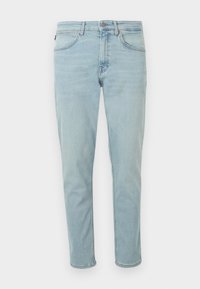 Světle modré džíny z denimu s úzkým střihem, vybavené pěti kapsami, zapínáním na knoflík a zip a s minimálním vyblednutím pro čistý vzhled.