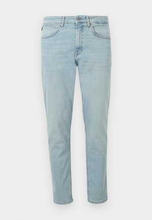 Jeans in denim azzurro chiaro con vestibilità slim, dotati di cinque tasche, chiusura con bottone e zip, e sbiaditure minime per un aspetto pulito.