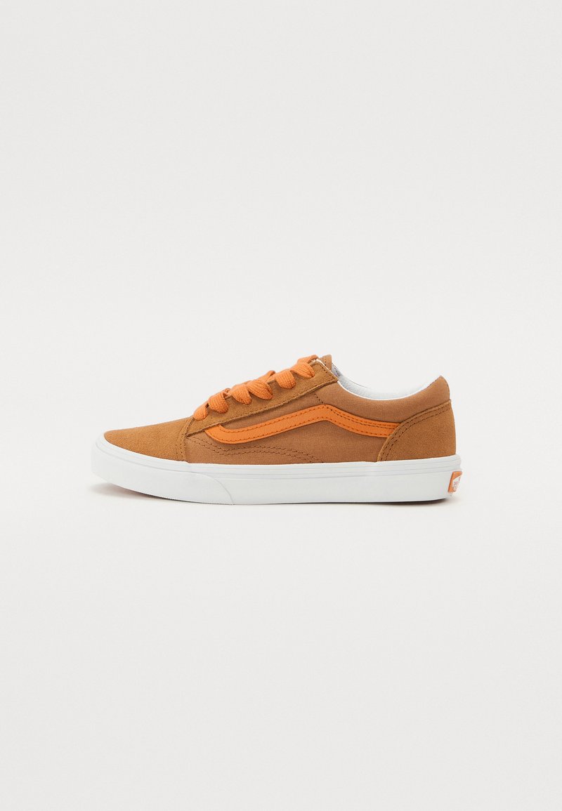 Tannfarbene Wildledersneaker mit orangefarbenen Akzenten, runden Schnürsenkeln, weißer Gummisohle und seitlichem Streifendesign. Niedrig geschnitten mit gepolstertem Kragen für Komfort.