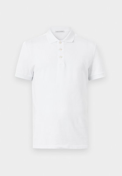 Λευκό κοντομάνικο πόλο πουκάμισο με τρία κουμπιά και κλασικό γιακά, απλωμένο επίπεδα σε λευκό φόντο.
