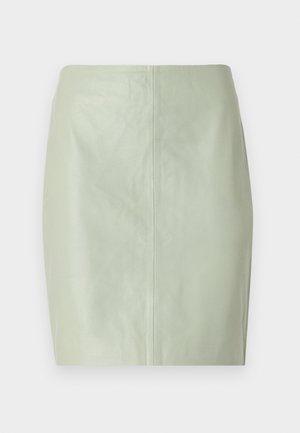 Mintgrüner Leder-Minirock mit glatter Textur, taillierter Passform und einer mittigen Naht, die vertikal auf der Rückseite verläuft.