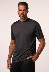 Maglietta sportiva nera a maniche corte da uomo realizzata in materiale leggero e traspirante, con una texture liscia e collo a giro.