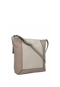 Bolso de hombro de cuero beige y crema con una superficie texturizada, costuras en negro contrastantes y una correa ajustable. Forma cuadrada con un diseño relajado.