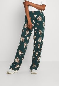 Vero Moda VMSIMPLY EASY WIDE PANT - Trousers - ponderosa pine/sandy/green - Zalando.ie