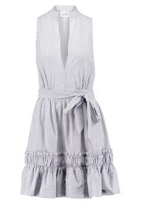 Vestido sin mangas a rayas en azul claro y blanco. Presenta un escote en V profundo, cinturón en la cintura y un dobladillo con volantes. Está hecho de un tejido ligero.