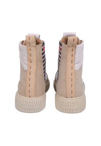 Stivali bianchi e beige con motivo a righe, realizzati in pelle e suede, caratterizzati da una cucitura zigzag distintiva e una suola in gomma spessa.
