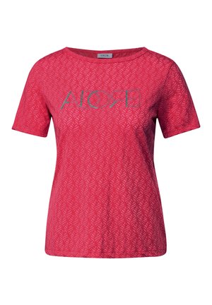 Rode katoenen T-shirt met bladerenpatroon, korte mouwen en een ronde halslijn. Kenmerkt zich door decoratieve tekst "ADORE" in contrasterende kleuren.