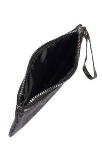 Borsetta nera con zip realizzata in materiale liscio, caratterizzata da un esterno decorato e un interno in tessuto nero elegante. Include una tracolla.