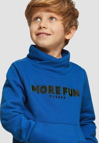 Blauwe fleece hoodie met een hoge kraag, voorzien van een grafische tekst "MORE FUN PLEASE" in zwart en groen. Soepele textuur, gezellige ontwerp.