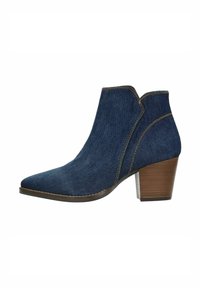 Denim enkelboot met een spitse neus, gestructureerd ontwerp, contrasterende stiksels en een houten hak, in een diepe blauwe kleur.