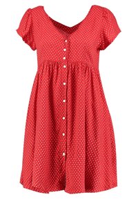 Röd klänning med prickar, korta puffärmar, V-ringning och knappstängning fram. Tygmaterialet ser lätt och texturerat ut.
