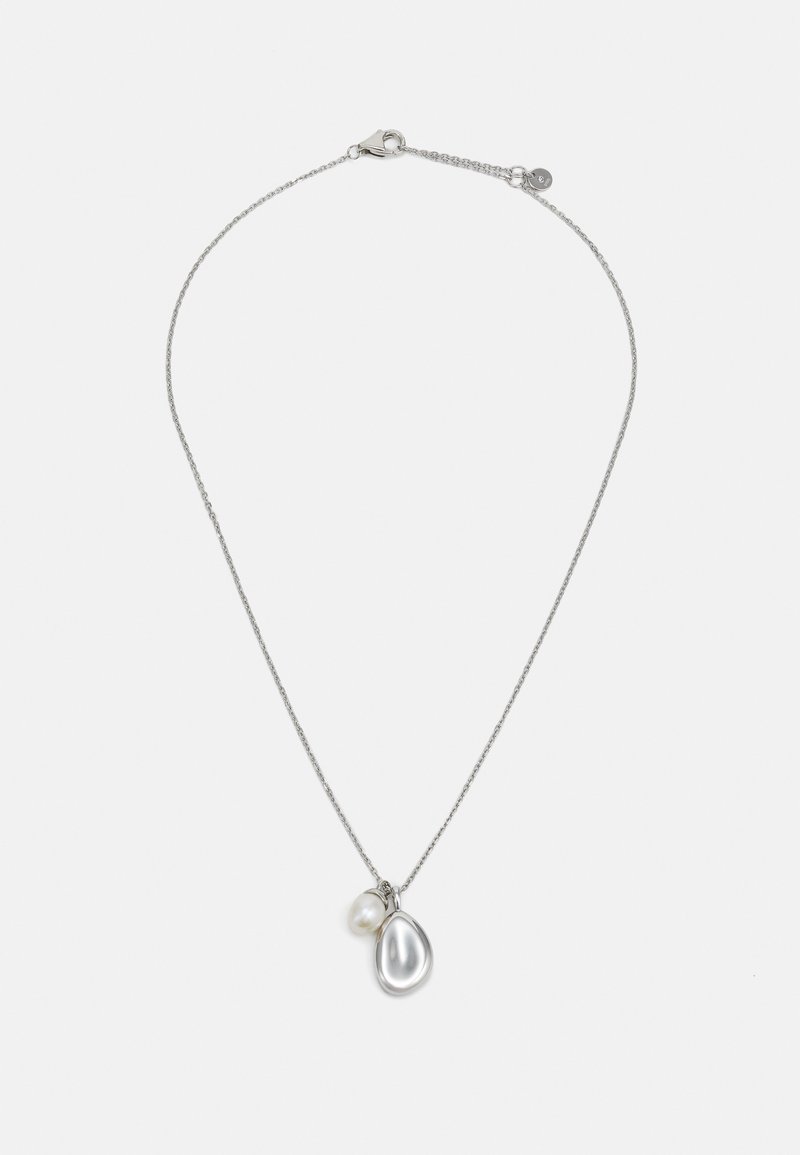 Srebrna verižica z obeskom v obliki kaplje in okroglo biserno značko, oba v beli barvi z gladko, sijočo teksturo.