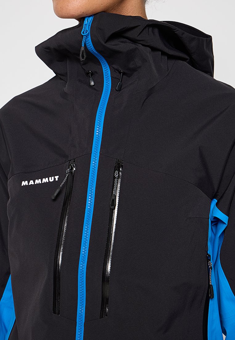 Schwarz-blaues Jacke mit hochstehendem Kragen, zwei Reißverschlusstaschen und einem Vorderreißverschluss. Hergestellt aus einem leichten, wetterfesten Material.