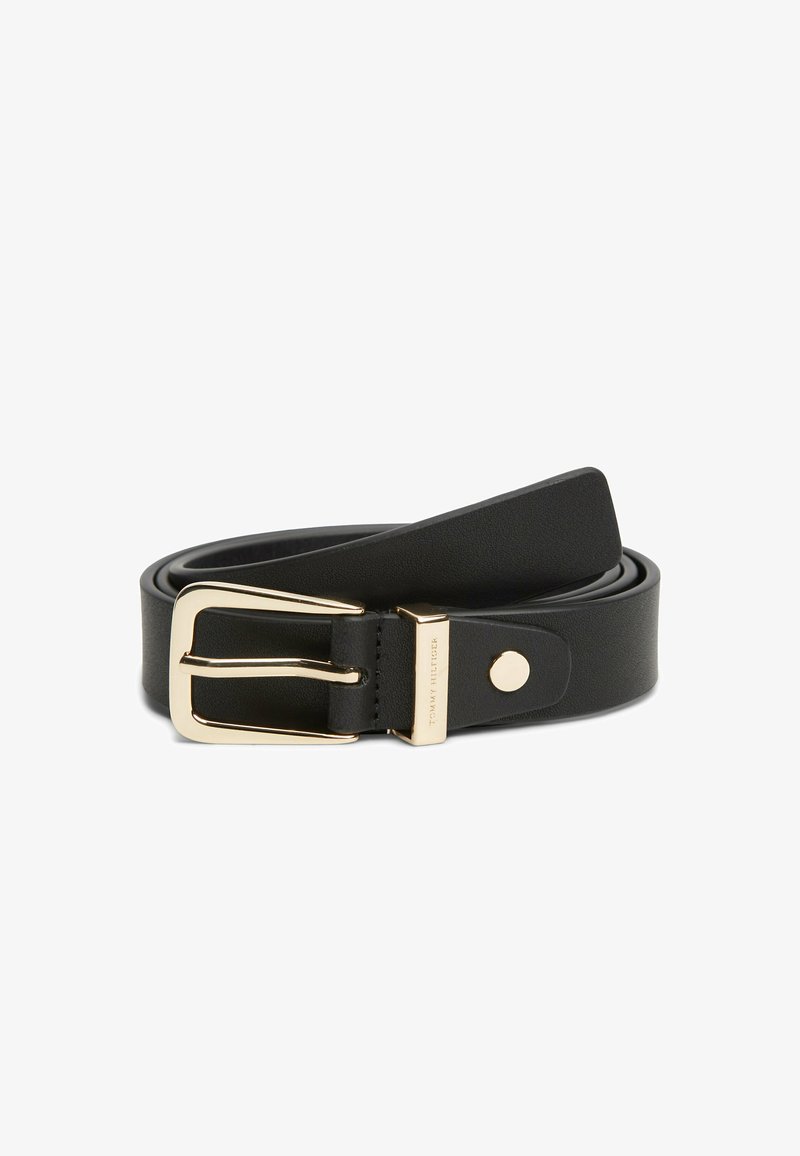 Ceinture en cuir noir enroulée avec une boucle rectangulaire en ton or et une petite plaque de logo dorée près de la boucle.