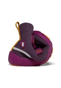 Sneaker viola e arancione con una tomaia morbida e testurizzata, una suola curva e un pulsante logo prominente. Include un accento riflettente per la visibilità.