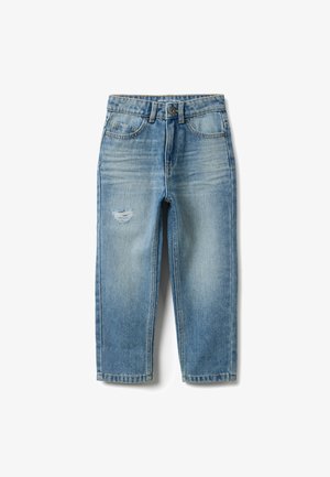 Hellblaue Jeans aus Denim mit geradem Schnitt, die eine abgenutzte Stelle am linken Oberschenkel und ein klassisches Fünf-Taschen-Design aufweisen.