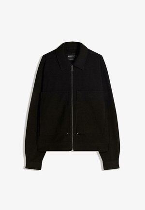 Fekete cipzáros dzseki gallérral, két elülső zsebbel és hosszú ujjal. Texturált anyagból készült, strukturált kialakítással.