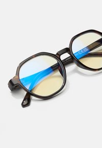 Okulary przeciwsłoneczne w tortoise shell z ośmiokątnymi oprawkami, gradientowymi niebiesko-żółtymi soczewkami oraz solidnymi zausznikami z grawerowanymi detalami.