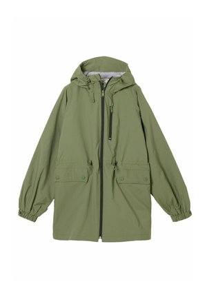 Oljčno zelena jakna s kapuco, z zadrgo spredaj, dvema žepoma z zaponkami na preklop, elastičnimi manšetami in nastavljivimi vrvicami na pasu in kapuci.