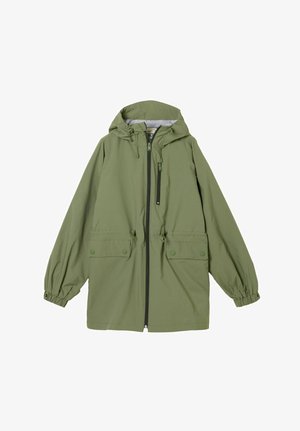 Oljčno zelena jakna s kapuco, z zadrgo spredaj, dvema žepoma z zaponkami na preklop, elastičnimi manšetami in nastavljivimi vrvicami na pasu in kapuci.