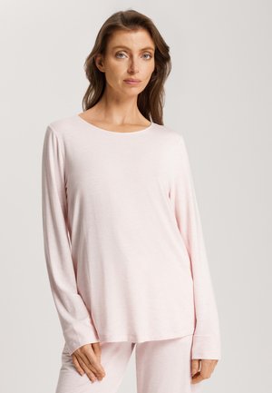 Lichtroze lange mouwen top in een zachte, vochtafvoerende stof met een ronde halslijn en een ontspannen pasvorm. Zichtbare stikdetails op de mouwen.