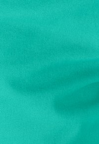 Tejido de poliéster en color azul verdoso con una textura suave y un patrón de canalé sutil, que presenta caídas suaves y un color uniforme en toda su extensión.