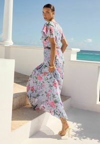 Love & Roses REGULAR FIT - PRINTED PLEATED CONTRAST TIPPING - Maxiklänning - blue floral