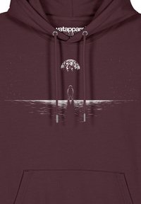 Bordeauxfarbener Hoodie mit einem Frontmotiv, das eine Figur vor einer mondbeschienenen, wasserreichen Landschaft zeigt, mit weißen Details und Kordelzugakzenten.